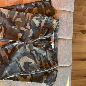 (P) Umgee super stretchy camo pants.